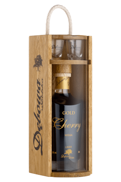 likier cherry 0 7 w drewnianej skrzynce z kieliszkami z firmowym nadrukiem