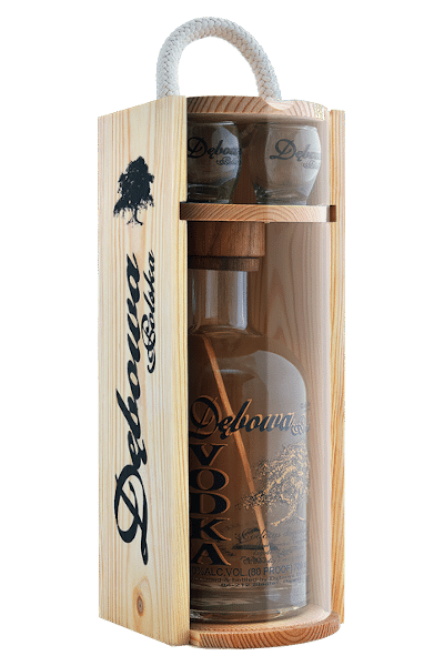 wódka dębowa 0 7 w drewnianej skrzynce z kieliszkami z firmowym nadrukiem