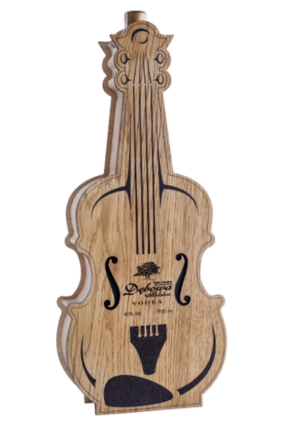 wódka dębowa 0 7 w skrzypcach z kieliszkami z firmowym nadrukiem