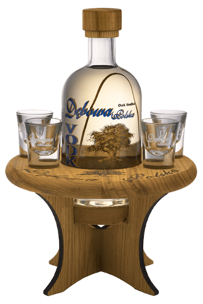 wódka dębowa 0 7 na drewnianym stoliku z kieliszkami z firmowym nadrukiem
