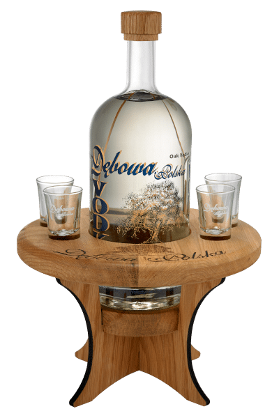 wódka dębowa 1 75 na drewnianym stoliku z kieliszkami z firmowym nadrukiem
