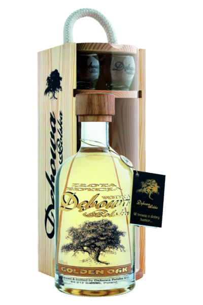 wódka dębowa golden 0 7 w drewnianej skrzynce z kieliszkami z firmowym nadrukiem