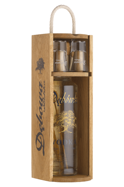 wódka dębówka 0 7 w drewnianej skrzynce z kieliszkami z firmowym nadrukiem
